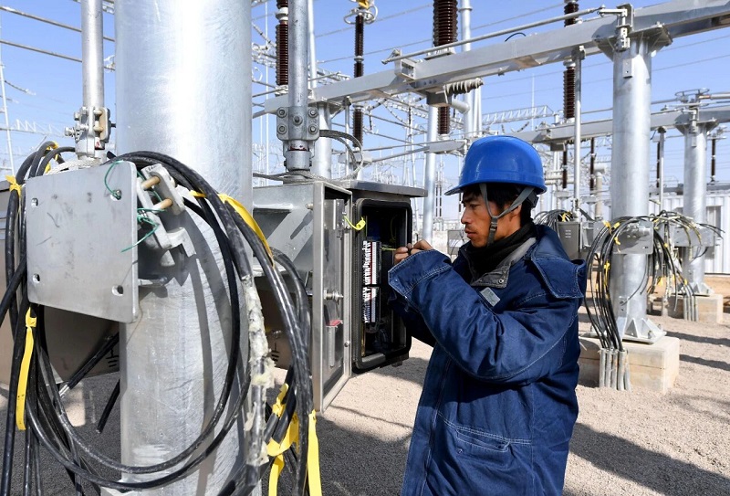 SF₆ istič: kritický komponent vysokonapäťových energetických sietí, ktorý poskytuje vynikajúci výkon vďaka vysokej elektronegativite a schopnosti zhášať oblúk 100-krát vyššiu ako vzduch. SF₆ istič: kritický komponent vysokonapäťových energetických sietí, ktorý poskytuje vynikajúci výkon vďaka vysokej elektronegativite a schopnosti zhášať oblúk 100-krát vyššiu ako vzduch.